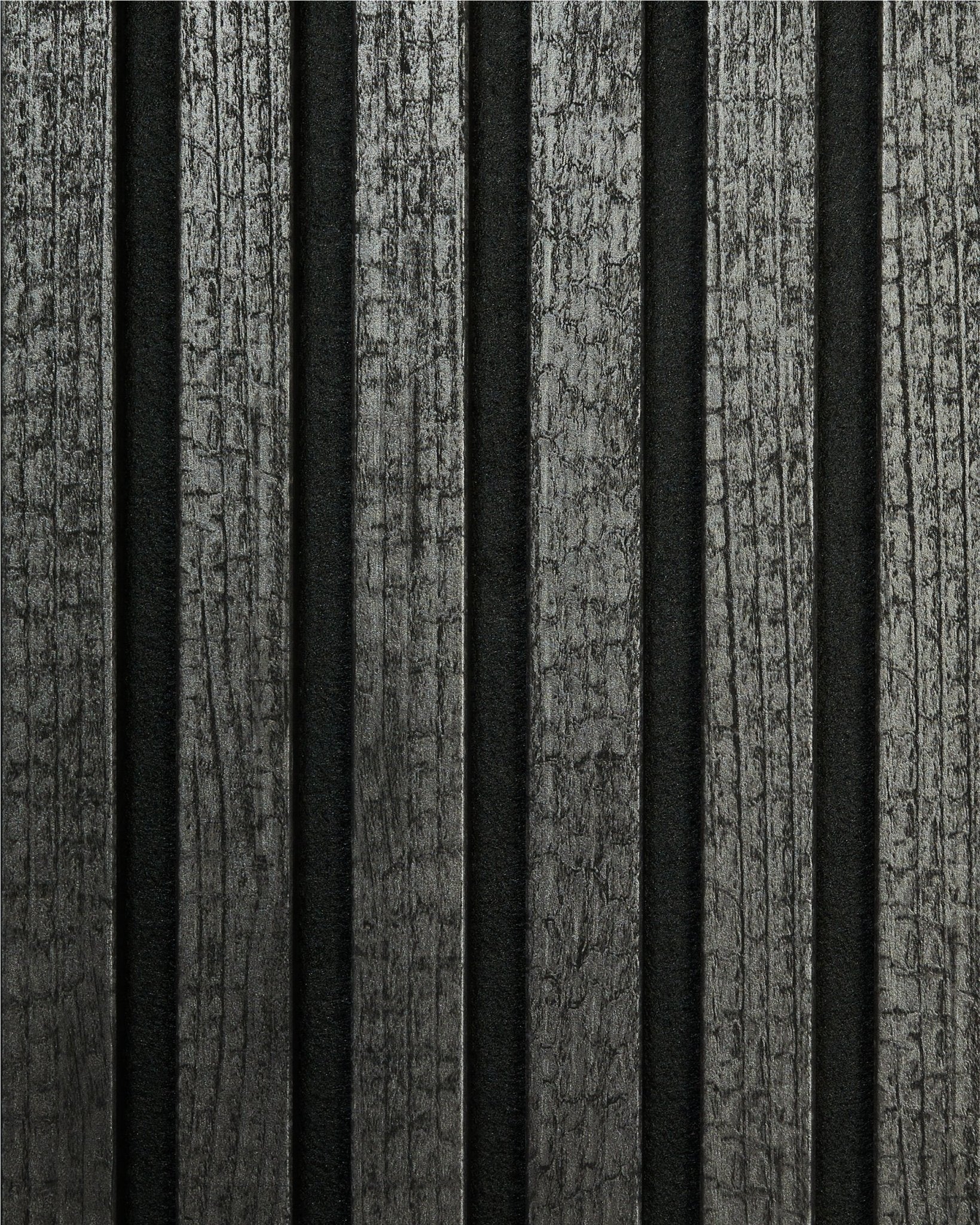 The Rebel | Échantillon / Charbon de WoodUpp présente vertical, des lames acoustiques en bois carbonisé à la finition sombre et texturée, pour un style nordique moderne.
